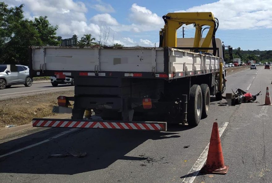 motociclista-sem-cnh-morre-atropelado-por-caminhao-na-br-1012C-em-jaboatao-dos-guararapes3A-acidente-fatal-no-grande-recife