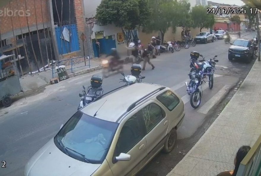 motociclista-sem-habilitacao-joga-moto-contra-policiais-e-acaba-preso-em-nova-serrana2C-mg