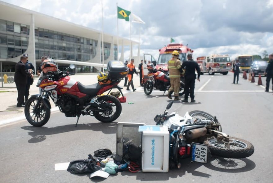 motociclista-sofre-acidente-em-frente-ao-palacio-do-planalto3A-bombeiros-atendem-a-ocorrencia-em-brasilia