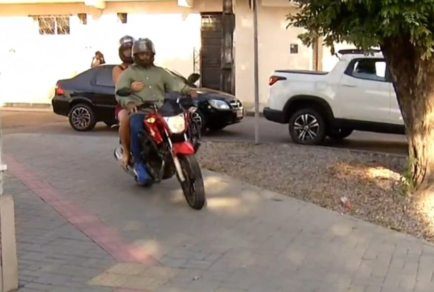 motociclistas-em-fortaleza3A-utilizacao-da-calcada-como-atalho-coloca-em-risco-a-seguranca-de-pedestres