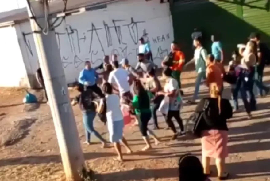 Irritadas com falha mecânica no ônibus, pessoas bateram e socaram o condutor. (Foto: Divulgação/TV Anhanguera)