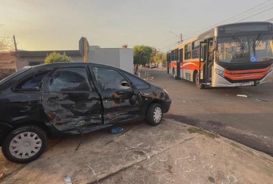 motorista-atingido-por-onibus-apos-desrespeitar-sinal-em-bauru3A-crianca-fica-ferida
