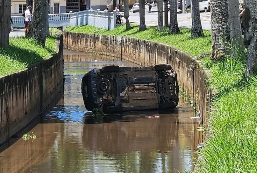 motorista-bate-em-carro-estacionado2C-capota-e-cai-em-corrego-em-caxambu2C-mg3A-condutora-de-78-anos-resgatada-com-escoriacoes