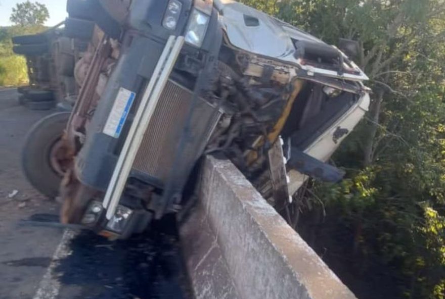 motorista-cai-de-ponte-apos-tombamento-de-caminhao3A-acidente-na-mg-451-em-olhos-dagua