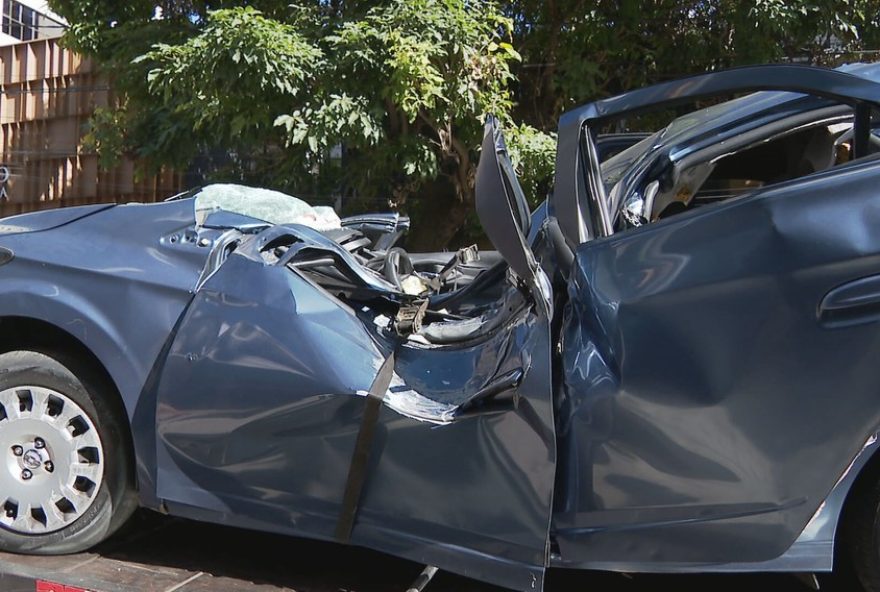 motorista-capota-carro-e-bate-em-poste-em-bh3A-veja-detalhes-do-acidente-na-regiao-nobre