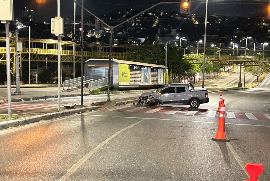 motorista-colide-carro-em-poste-apos-jogo-do-cruzeiro-em-bh3A-veja-detalhes