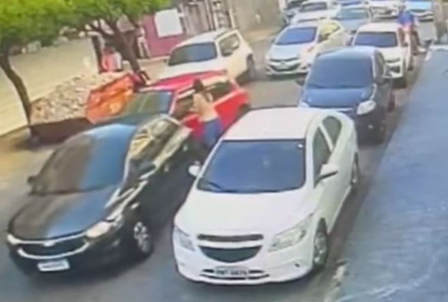 motorista-colide-varias-vezes-em-outro-carro-em-briga-de-transito-e-fere-condutora-em-fortaleza