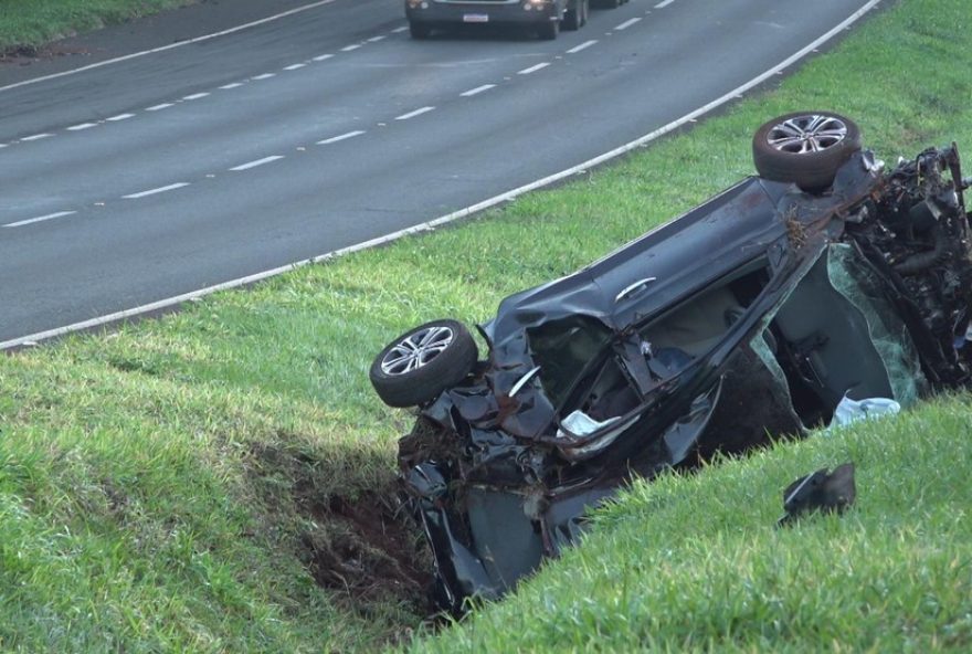 motorista-de-31-anos-morre-apos-capotar-carro-na-pr-317-em-maringa