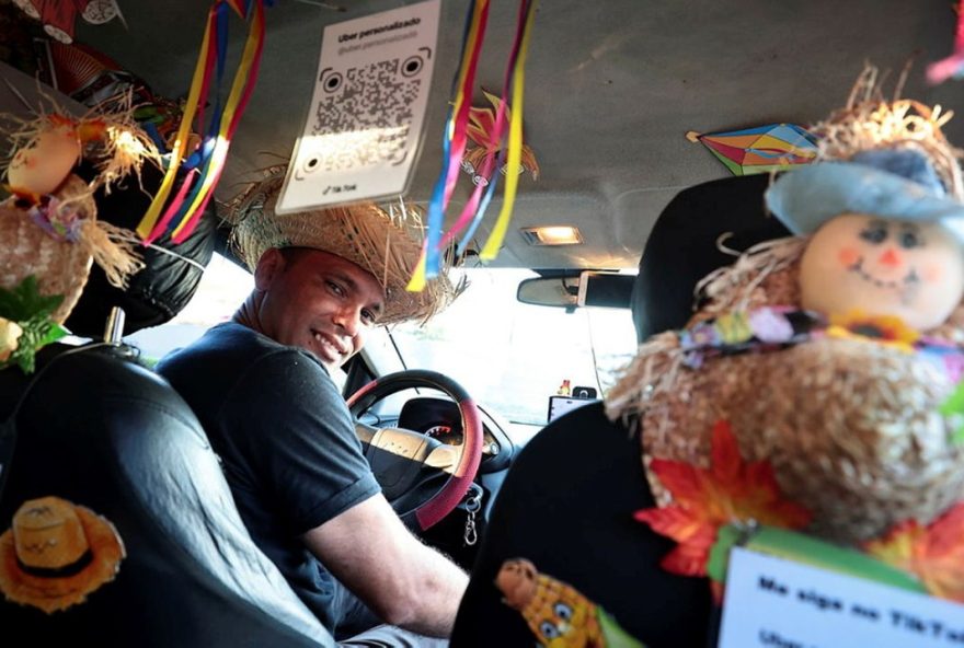 motorista-de-aplicativo-cria-festa-junina-dentro-do-carro-para-alegrar-passageiros-em-santos-sp-video