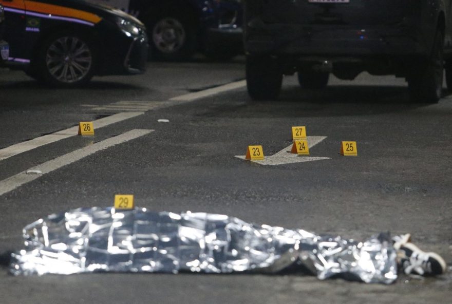 EDITORS NOTE: Graphic content / The body of Antonio Vinicius Lopes Gritzbach is covered by police after a shooting at Guarulhos international airport in Guarulhos, Sao Paulo on November 8, 2024. Brazilian real estate agent Antonio Vinicius Lopes Gritzbach, linked to organized crime, was shot dead Friday afternoon at Guarulhos international airport, which serves the city of Sao Paulo according to the Sao Paulo Public Security Secretariat. (Photo by Miguel SCHINCARIOL / AFP)