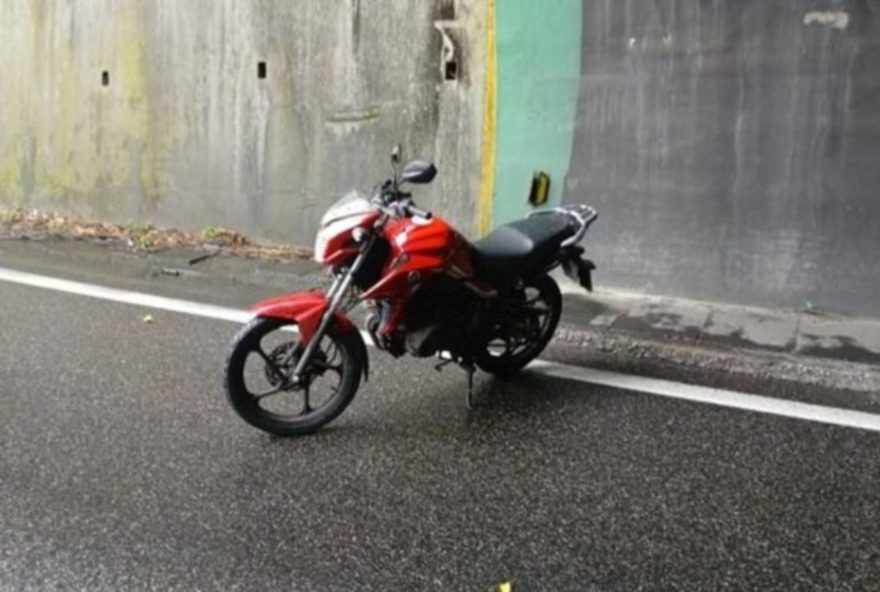 motorista-de-caminhao-foge-apos-colidir-com-motocicleta-na-anchieta3A-como-prevenir-acidentes3F