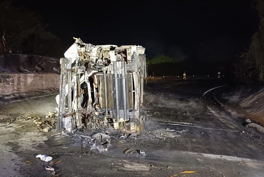 motorista-de-caminhao-tanque-que-pegou-fogo-na-serra-das-araras-falece-tragedia-na-via-dutra3A-acidente-com-veiculo-carregado-de-etanol-resulta-em-morte-e-interdicao-da-pista