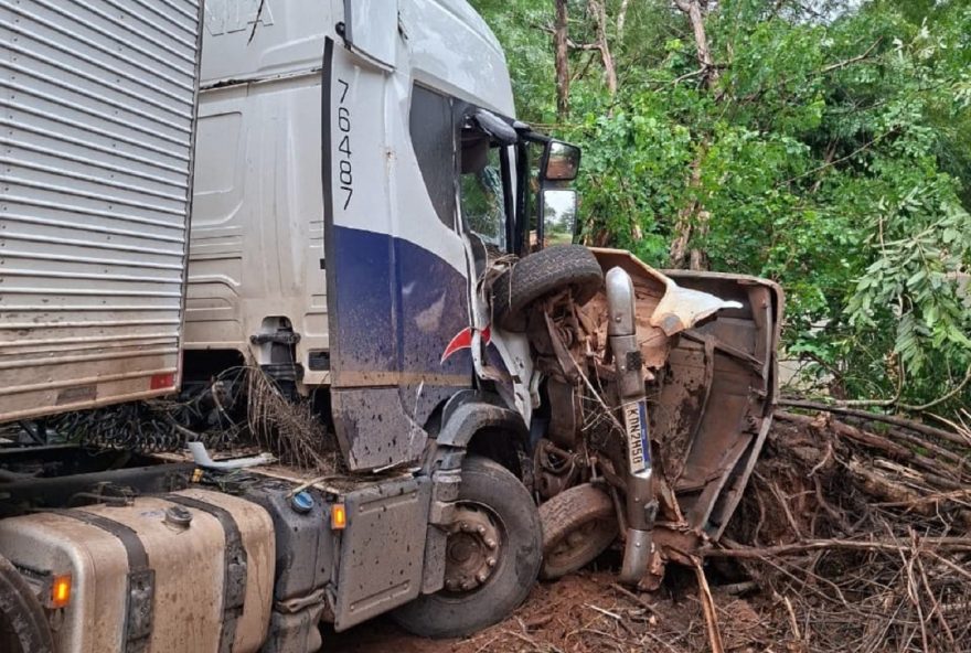 motorista-de-caminhonete-morre-apos-acidente-com-caminhao-na-br-153 motorista-de-caminhonete-morre-apos-acidente-com-caminhao-na-br-153