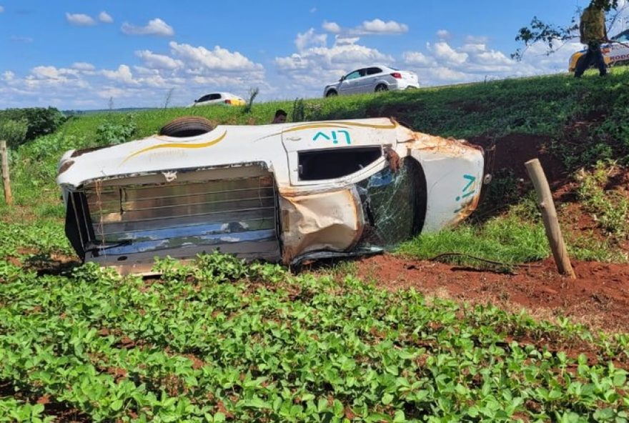 motorista-de-carro-funerario-capota-ao-desviar-de-javali-na-mg-226-em-capinopolis2C-minas-gerais3A-ferimentos-leves