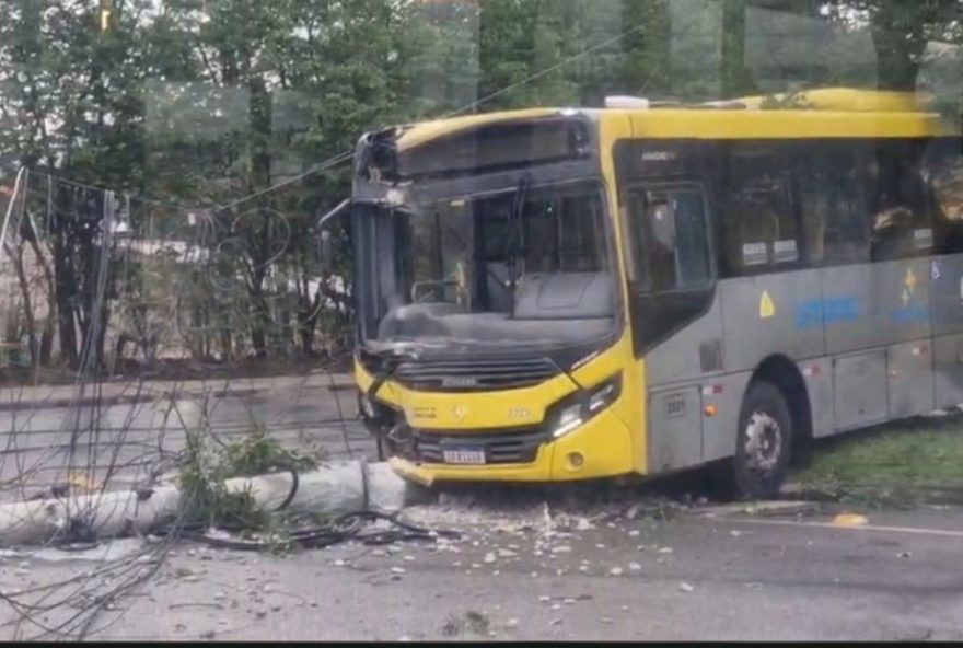 motorista-de-onibus-passa-mal2C-colide-e-derruba-poste-em-votorantim3A-bairro-sem-energia motorista-de-onibus-passa-mal2C-colide-e-derruba-poste-em-votorantim3A-bairro-sem-energia
