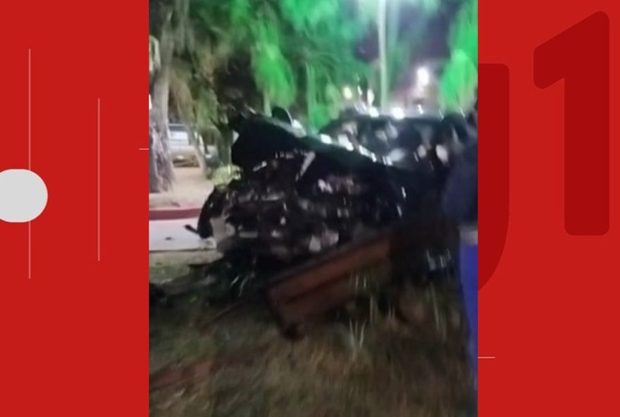 motorista-de-porsche-de-luxo-perde-controle-e-destroi-praca-em-itabuna2C-bahia
