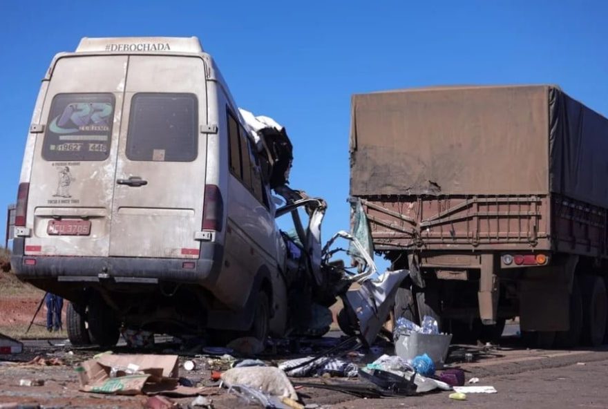 motorista-de-van-dirigia-ha-mais-de-12h-antes-de-acidente-com-cinco-mortos-e-12-feridos motorista-de-van-dirigia-ha-mais-de-12h-antes-de-acidente-com-cinco-mortos-e-12-feridos