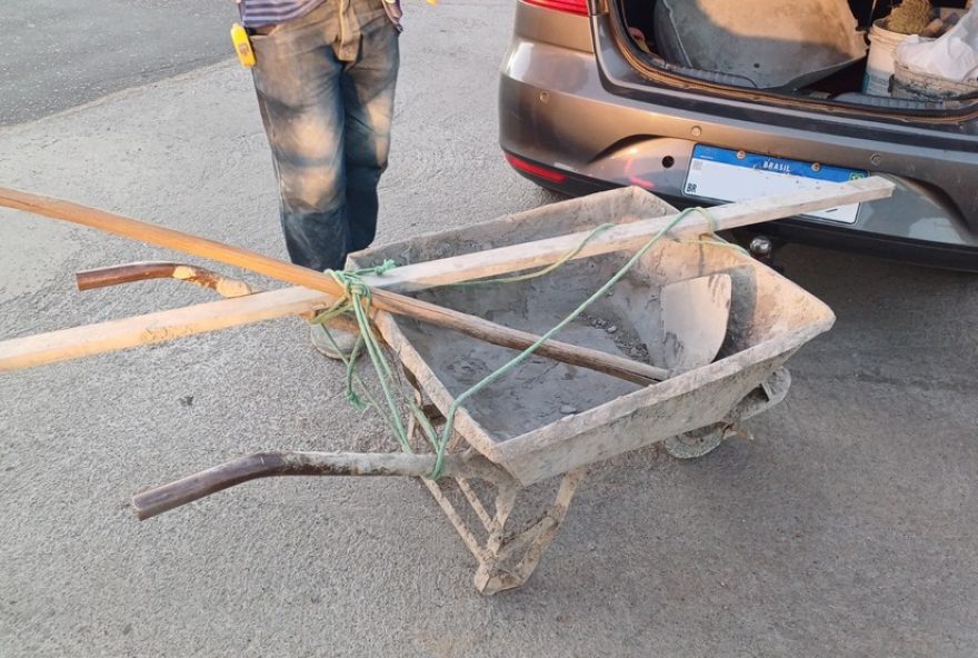 motorista-e-flagrado-transportando-homem-no-porta-malas-para-rebocar-carrinho-de-mao3A-flagrante-da-prf-em-salgueiro