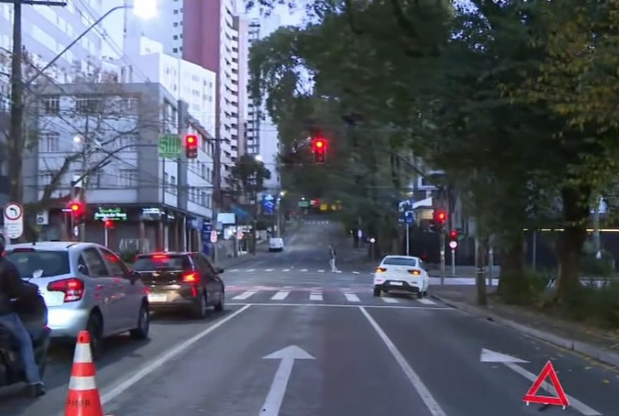 motorista-e-passageiro-fogem-apos-batida-de-carro-furtado-em-curitiba