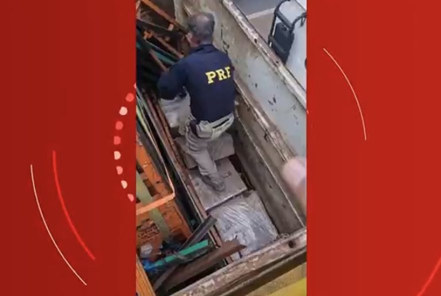 motorista-e-preso-com-170-kg-de-cocaina-em-caminhao2C-achando-ser-maconha3A-video-e-detalhes