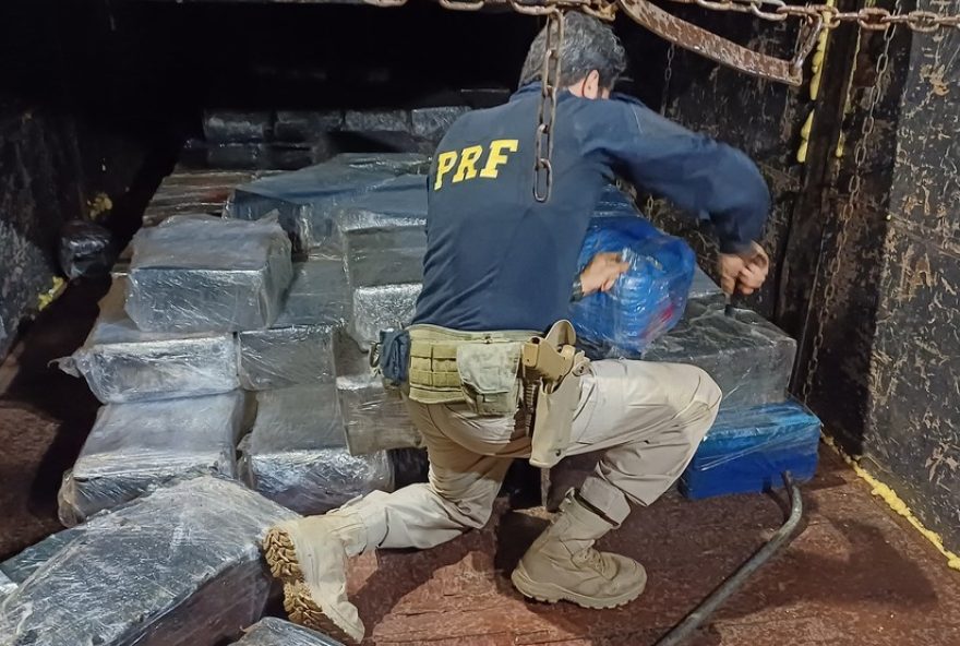 motorista-e-preso-com-32C5-toneladas-de-maconha-em-posto-de-combustiveis-na-br-0502C-proximo-a-uberlandia