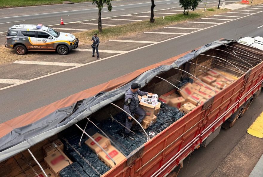 motorista-e-preso-por-contrabando-com-mais-de-50-mil-macos-de-cigarros-na-rodovia-arlindo-bettio-em-sp motorista-e-preso-por-contrabando-com-mais-de-50-mil-macos-de-cigarros-na-rodovia-arlindo-bettio-em-sp