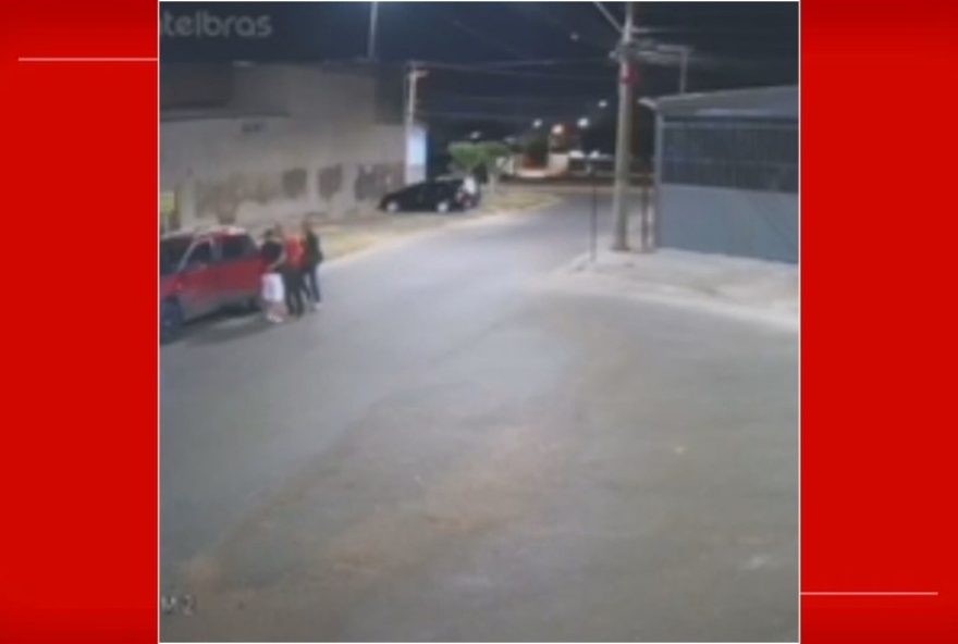 motorista-e-rendido-com-faca-e-caminhonete-roubada-no-df3A-video-do-crime.-suspeitos-escapam-apos-perseguicao