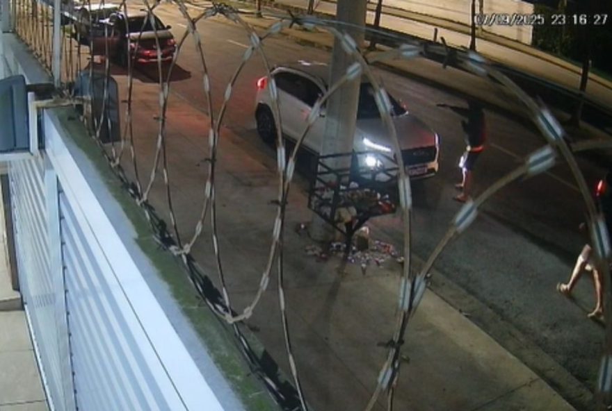 motorista-e-rendido-por-criminosos-armados-e-tem-carro-roubado-em-cubatao3A-video-assustador