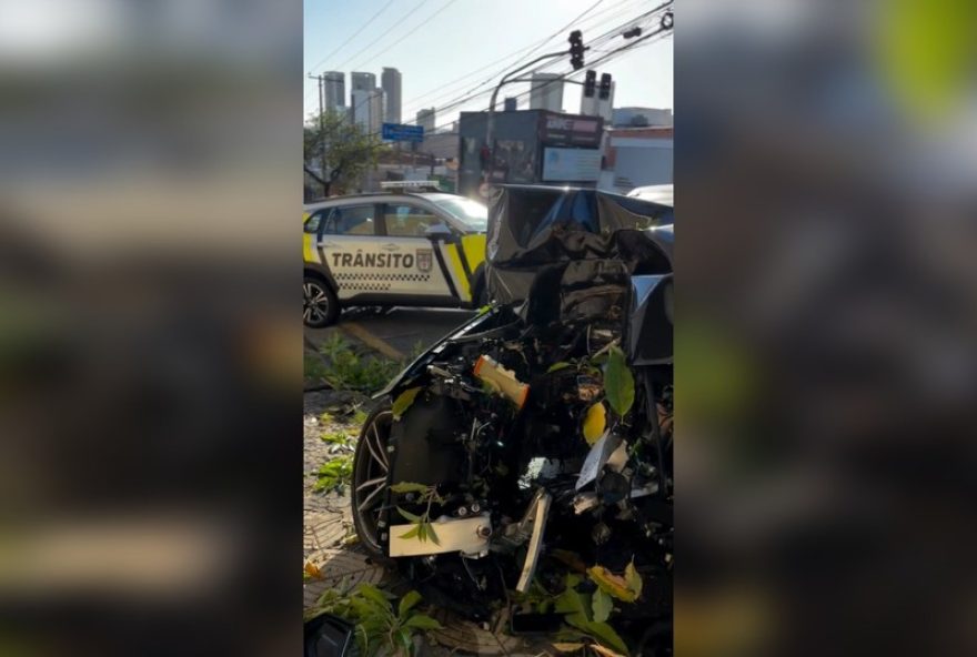 motorista-e-socorrido-apos-colidir-carro-de-luxo-em-arvore-em-sorocaba3A-ocorrencia-em-avenida-movimentada