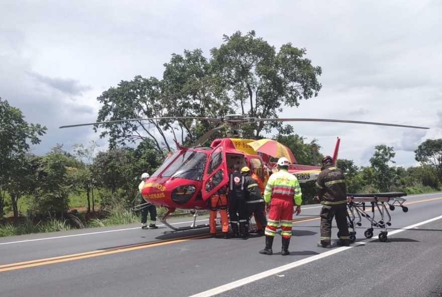 motorista-e-socorrido-de-helicoptero-apos-colisao-entre-carreta-e-caminhao-na-br-135 motorista-e-socorrido-de-helicoptero-apos-colisao-entre-carreta-e-caminhao-na-br-135
