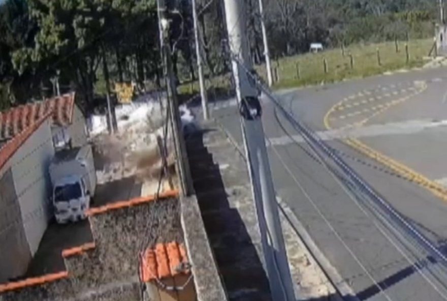 motorista-em-alta-velocidade-invade-condominio-na-zona-leste-de-sorocaba-em-video-impressionante