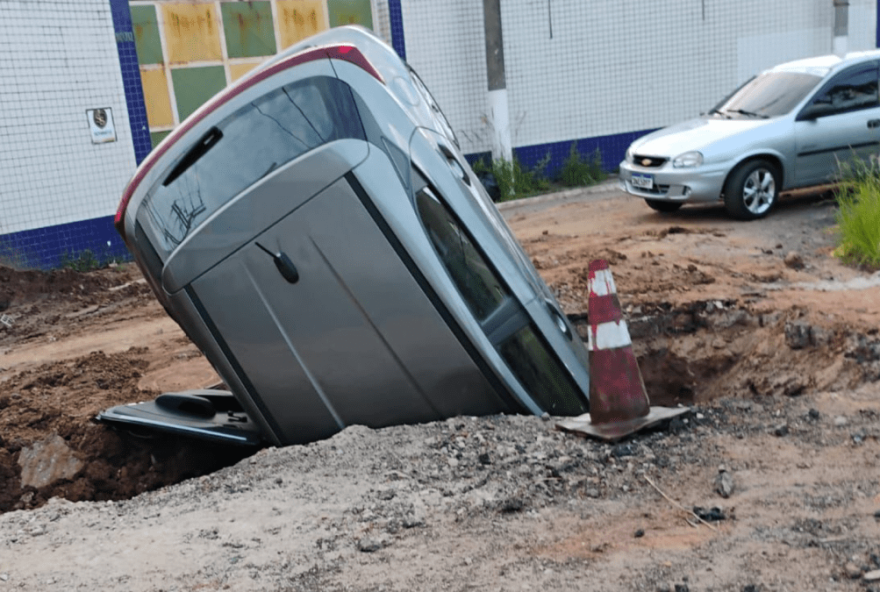 motorista-embriagado-abandona-carro-em-buraco-de-obra-em-diadema motorista-embriagado-abandona-carro-em-buraco-de-obra-em-diadema