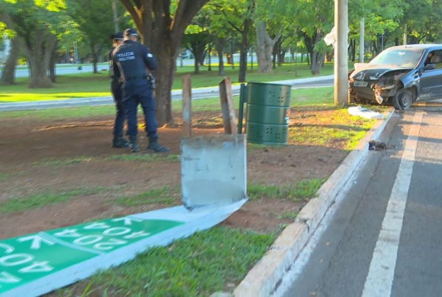 motorista-embriagado-causa-acidente-e-bate-em-poste-na-avenida-eixao-norte2C-brasilia motorista-embriagado-causa-acidente-e-bate-em-poste-na-avenida-eixao-norte2C-brasilia