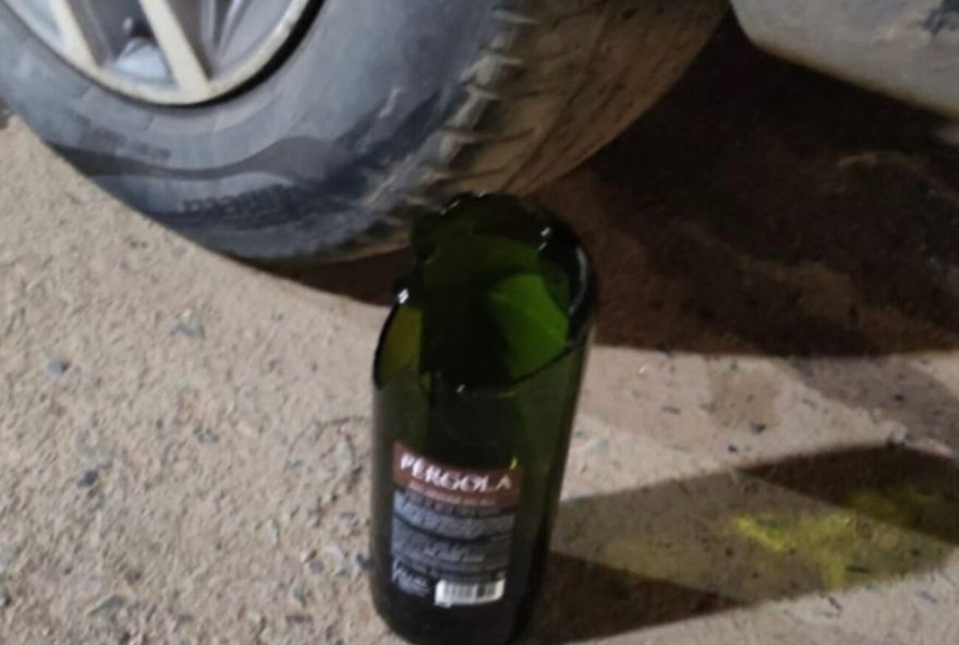 motorista-embriagado-com-garrafa-de-vinho-bate-em-bmw-em-unai motorista-embriagado-com-garrafa-de-vinho-bate-em-bmw-em-unai