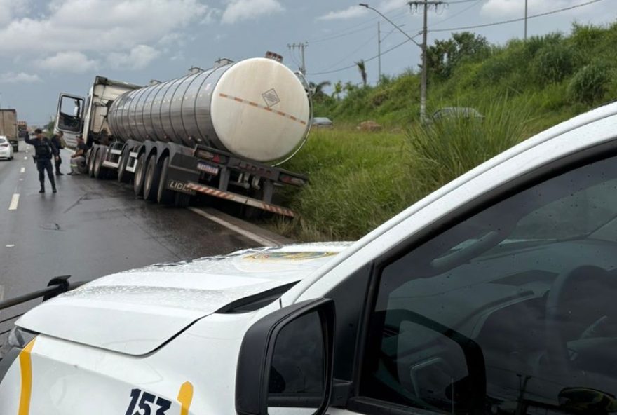 motorista-embriagado-perde-controle-de-carreta-e-cai-em-vala-na-bh3A-homem-de-51-anos-preso