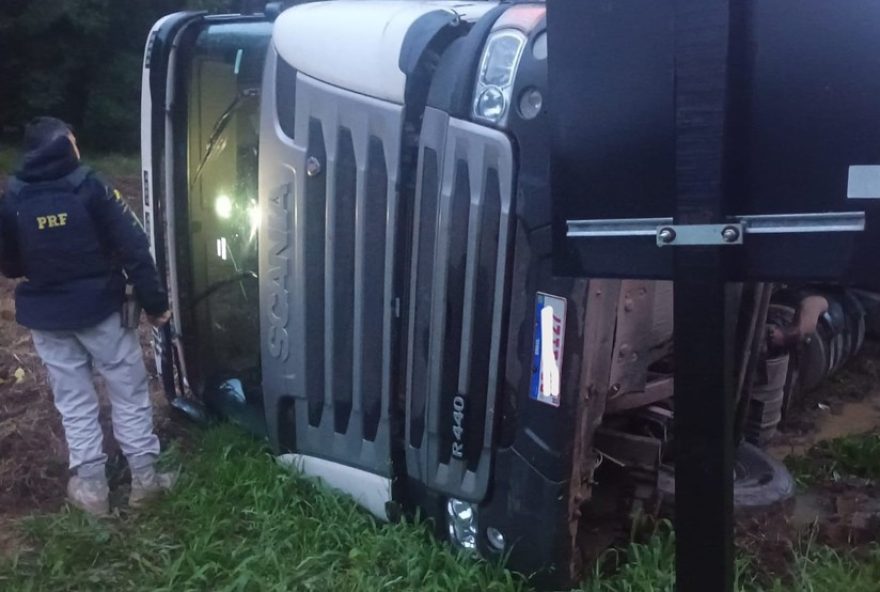 motorista-embriagado-tomba-caminhao-ao-se-distrair-com-celular2C-diz-policia-de