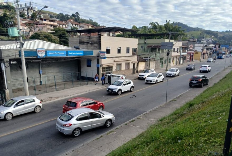 motorista-embriagado-tomba-carro-em-juiz-de-fora-e-e-detido-pela-pm