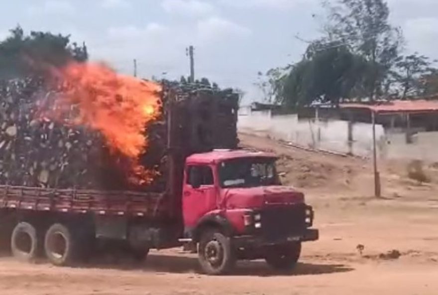 motorista-entra-com-caminhao-no-rio-jaguaribe-para-apagar-incendio-em-carga-de-madeira