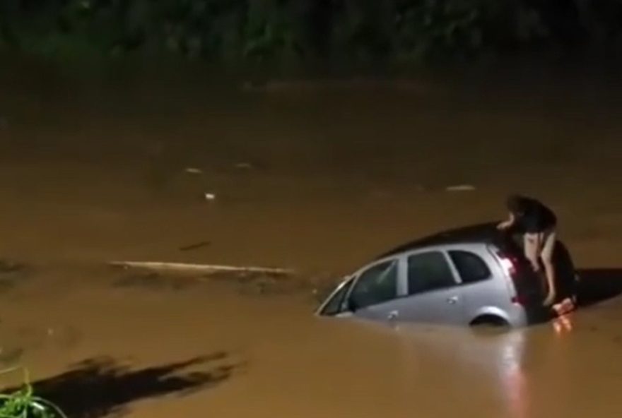 motorista-escapa-de-afogamento-ao-quebrar-vidro-traseiro-em-carro-submerso motorista-escapa-de-afogamento-ao-quebrar-vidro-traseiro-em-carro-submerso