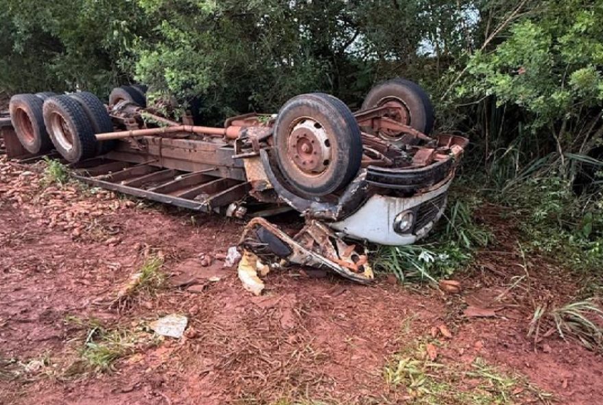 motorista-escapa-ileso-apos-caminhao-tombar-e-ser-destruido-no-parana3A-alerta-para-seguranca-viaria