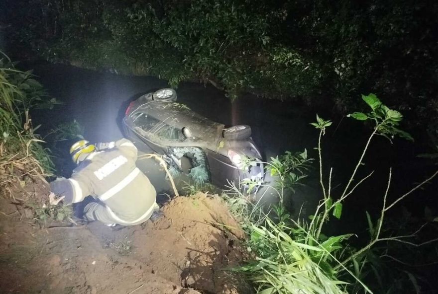 motorista-escapa-ileso-apos-carro-cair-em-corrego-de-juiz-de-fora3A-alerta-para-seguranca-no-transito.-acompanhe-no-diario-do-estado
