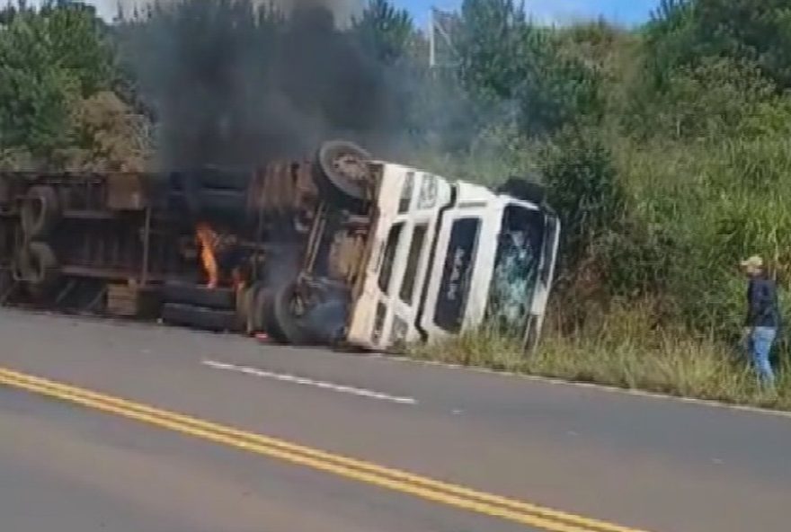 motorista-escapa-ileso-de-caminhao-em-chamas-no-parana3A-imagens-impressionantes-na-pr-170.-gostou3F-acesse-de-parana