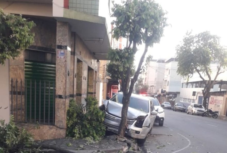 motorista-ferido-abandona-carro-apos-acidente-na-avenida-parana-em-divinopolis3A-confira-os-detalhes