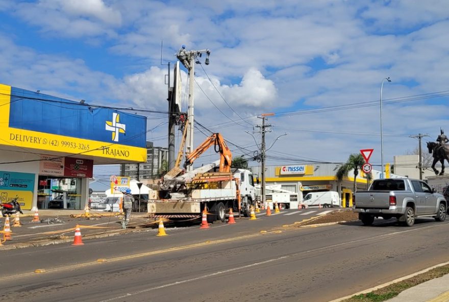 motorista-ferido-apos-acidente-com-poste-em-farmacia-no-parana3A-passageiro-foge-do-local.-mais-de-175-imoveis-ficam-sem-luz-durante-reparos