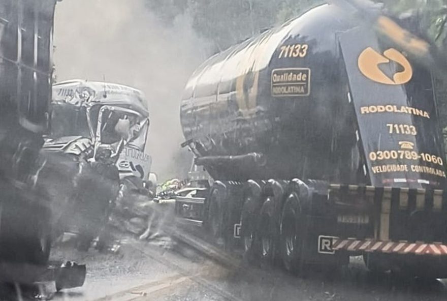 motorista-ferido-apos-cabine-de-caminhao-fazer-l-na-br-4763A-alerta-para-seguranca-no-transito