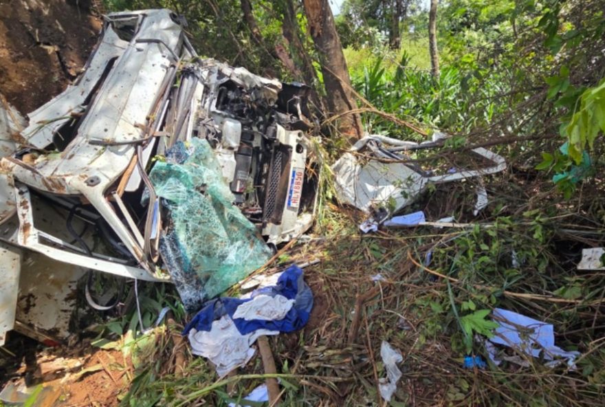 motorista-ferido-apos-caminhao-cair-em-barranco-em-buritizal2C-sp3A-alerta-para-seguranca-nas-estradas motorista-ferido-apos-caminhao-cair-em-barranco-em-buritizal2C-sp3A-alerta-para-seguranca-nas-estradas