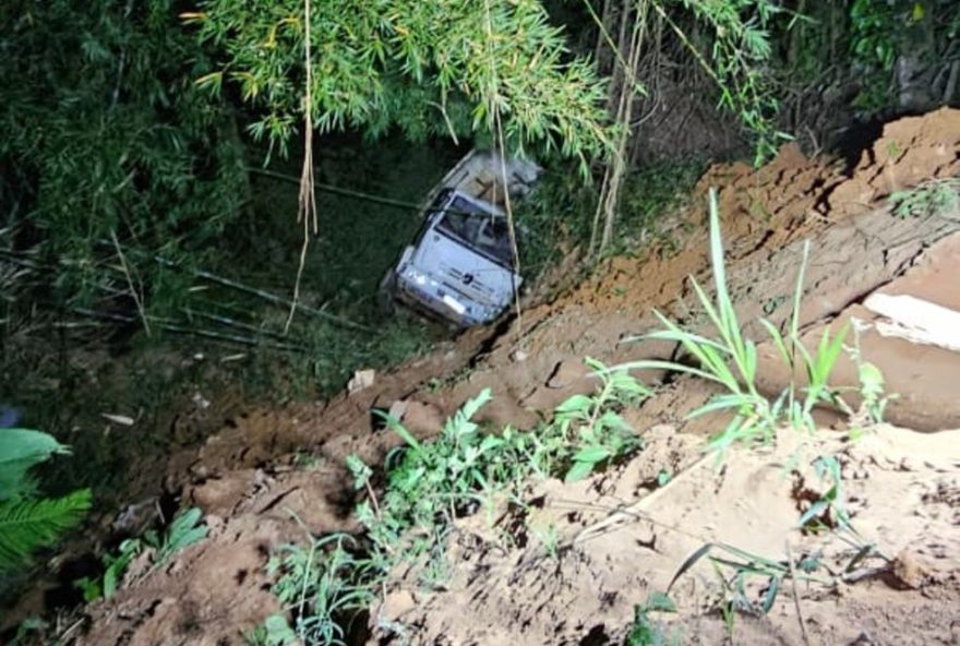motorista-ferido-em-acidente-com-caminhao-em-ribanceira-em-juiz-de-fora3A-cuidado-redobrado-no-transito