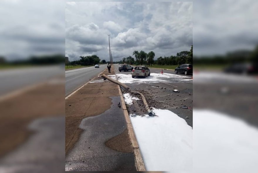 motorista-fica-ferido-ao-colidir-carro-em-poste-na-ponte-jk3A-transito-flui-normalmente