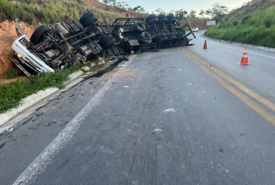 motorista-fica-ferido-em-acidente-de-carreta-na-br-2513A-perda-de-freios-causou-tombamento