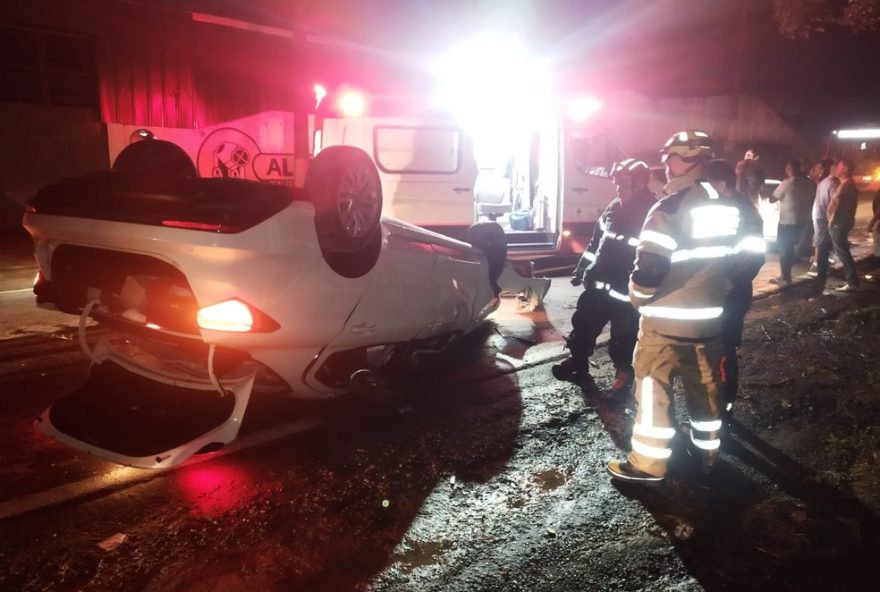 motorista-fica-presa-as-ferragens-apos-capotar-na-estrada-uniao-e-industria-em-juiz-de-fora3A-acidente-registrado-no-bairro-niteroi